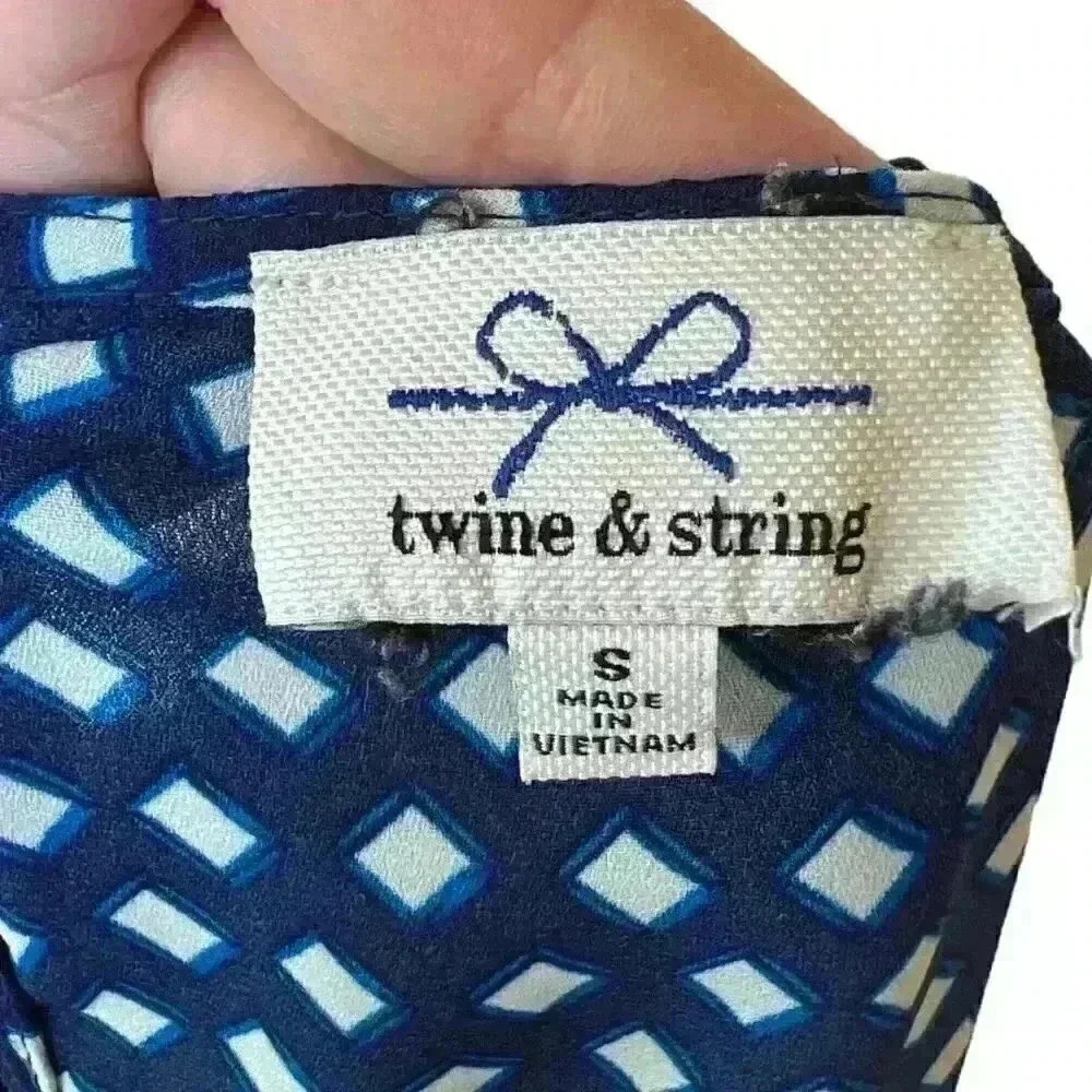 🎉2/$17🎉 Flutter Sleeve Blue Geometric Print Blouse Size S - Picture 9 of 11